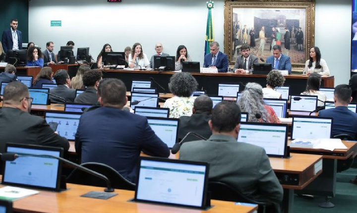Deputados votam redução da maioridade penal em comissão