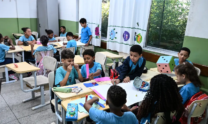 Governo fixa em R$ 5,1 mil novo piso nacional do magistério