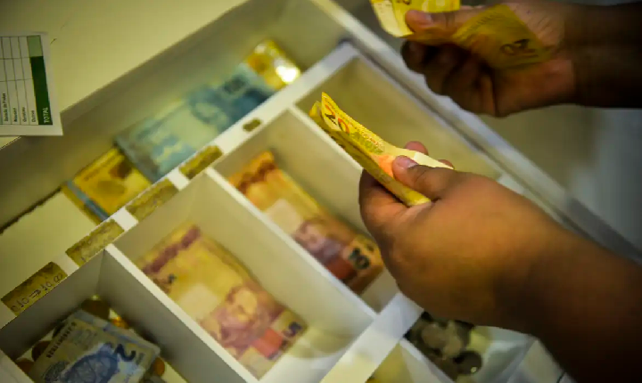 Inflação que reajustará o salário mínimo fecha em 4,18%