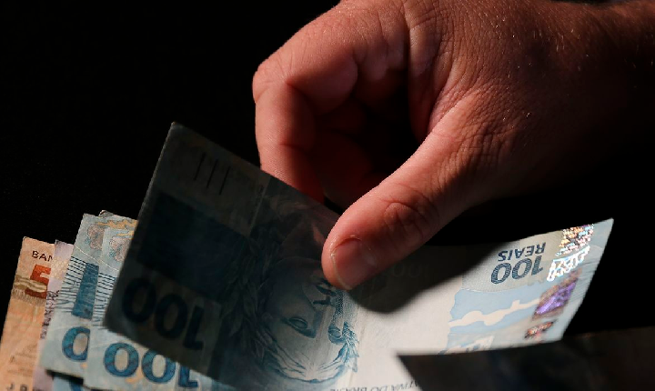 Trabalhadores nascidos em setembro e outubro recebem abono salarial