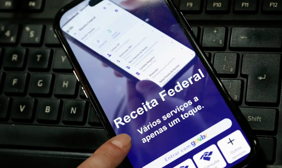 Receita paga nesta sexta maior lote de restituição do IR da história