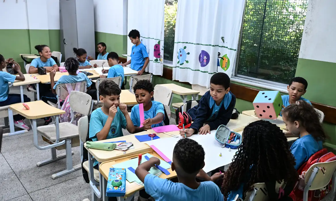 Governo fixa em R$ 5,1 mil novo piso nacional do magistério