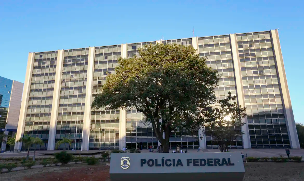 Polícia Federal faz operação para conter lavagem de dinheiro do PCC